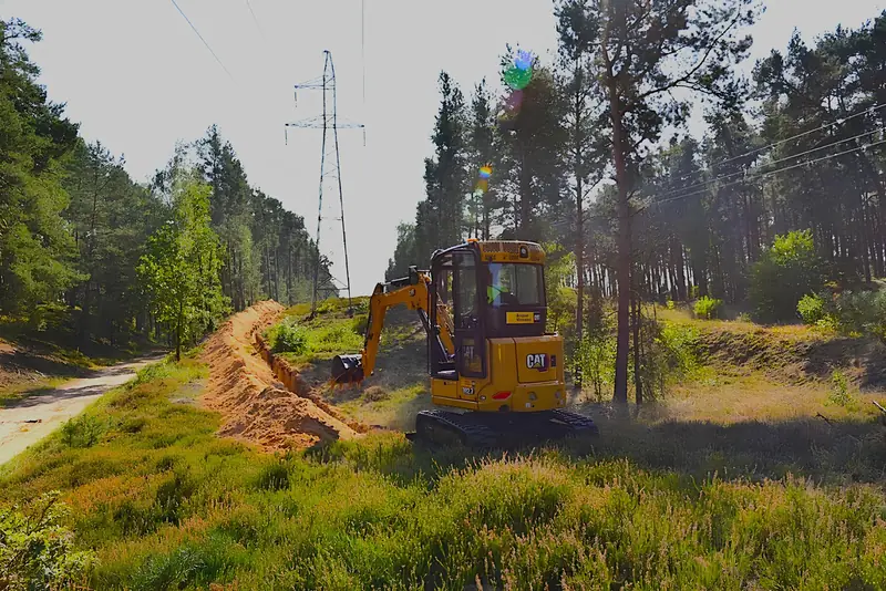 Wykop pod linię kablową SN — prace BIGBUD